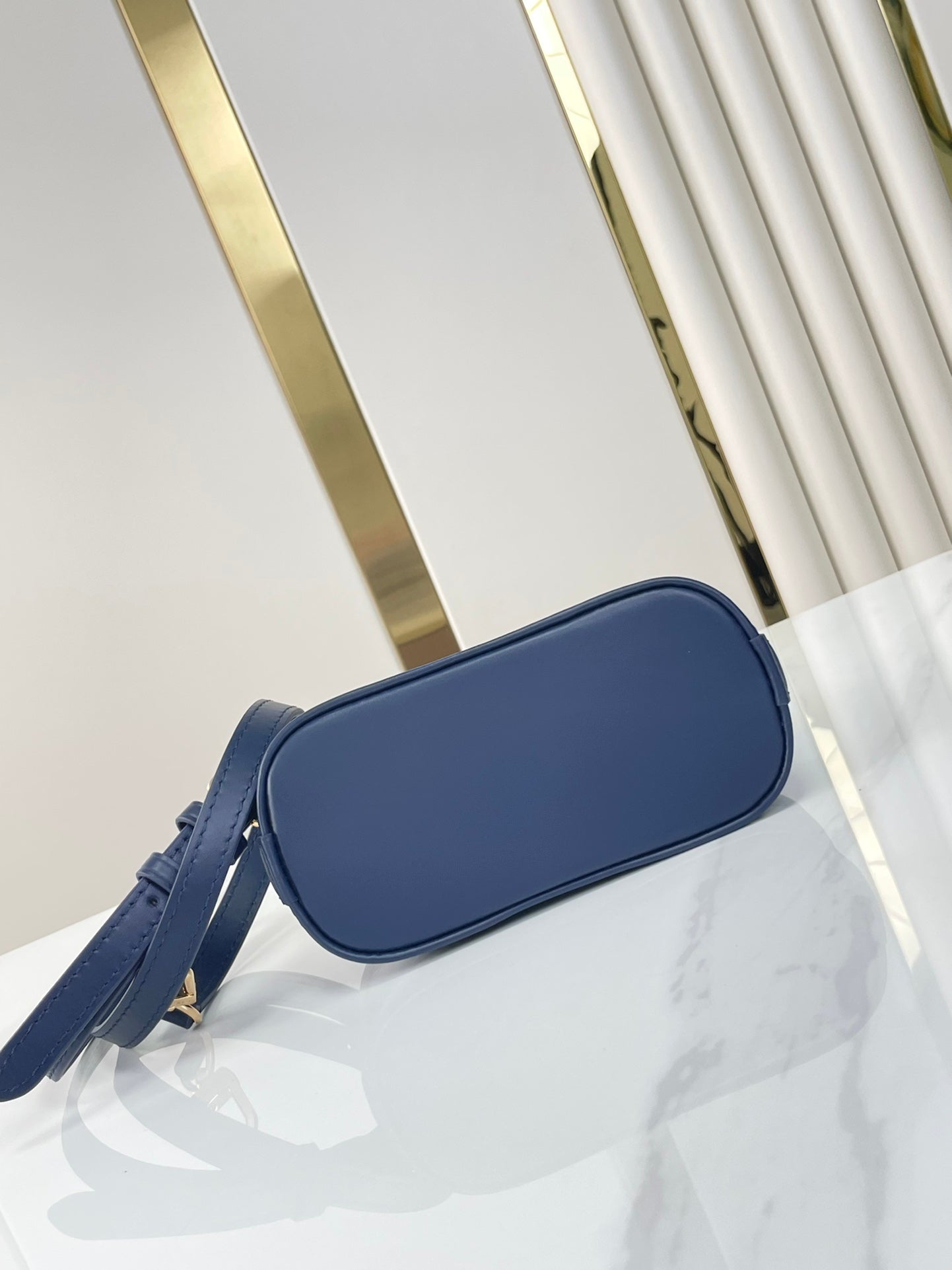 NANO ALMA 18 EN CUIR D'AGNEAU MATELASSÉ BLEU MARINE QUINCAILLERIE DORÉ