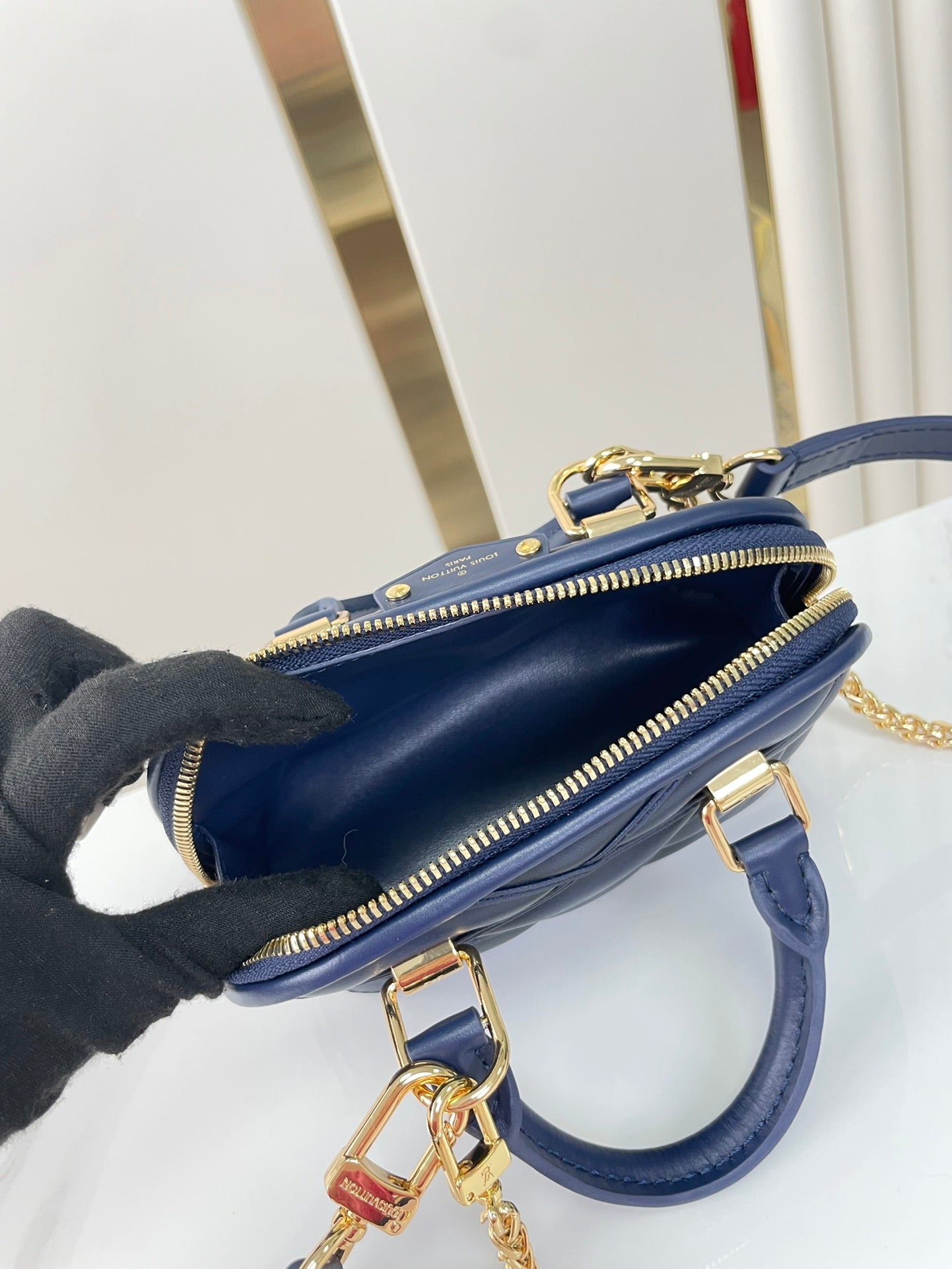 NANO ALMA 18 EN CUIR D'AGNEAU MATELASSÉ BLEU MARINE QUINCAILLERIE DORÉ