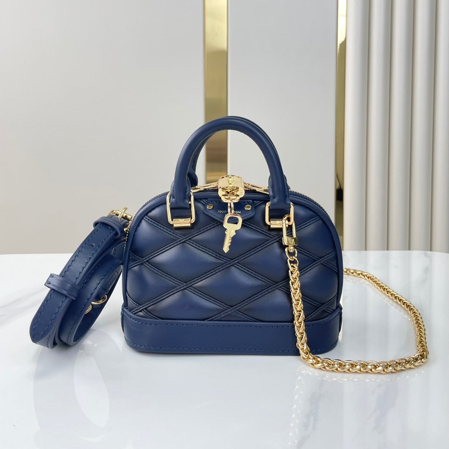 NANO ALMA 18 EN CUIR D'AGNEAU MATELASSÉ BLEU MARINE QUINCAILLERIE DORÉ