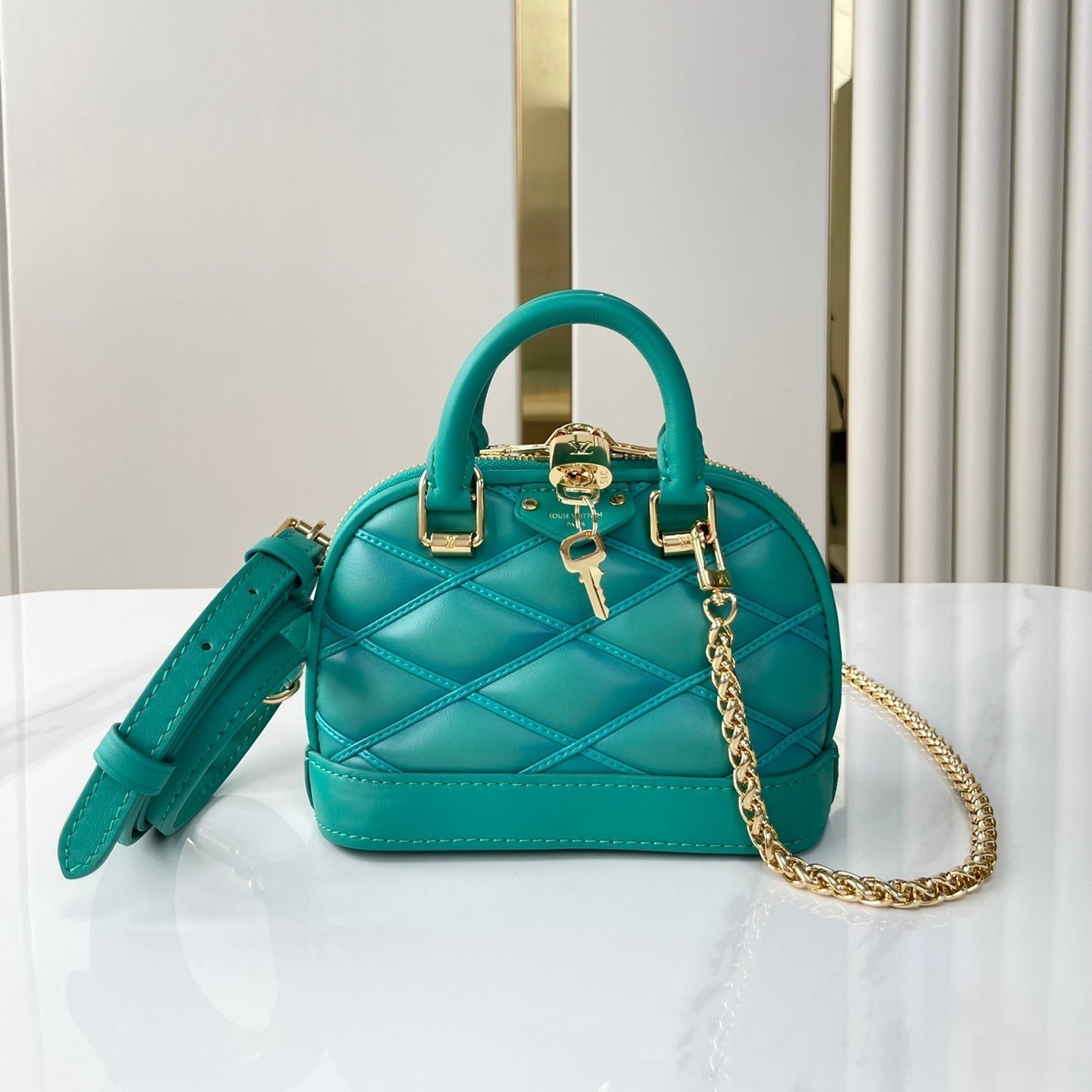 NANO ALMA 18 EN CUIR D'AGNEAU MATELASSÉ TURQUOISE QUINCAILLERIE DORÉ