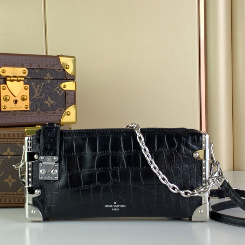 Malle fine 23 en cuir de veau noir motif crocodile, quincaillerie argentée