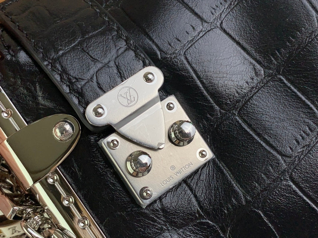 Malle fine 23 en cuir de veau noir motif crocodile, quincaillerie argentée
