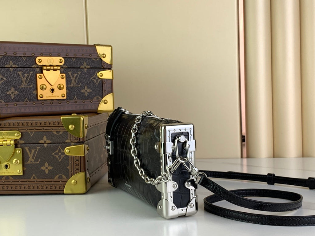 Malle fine 23 en cuir de veau noir motif crocodile, quincaillerie argentée