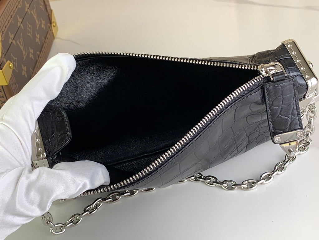 Malle fine 23 en cuir de veau noir motif crocodile, quincaillerie argentée