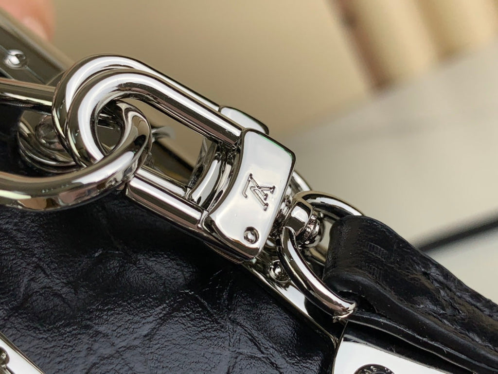 Malle fine 23 en cuir de veau noir motif crocodile, quincaillerie argentée