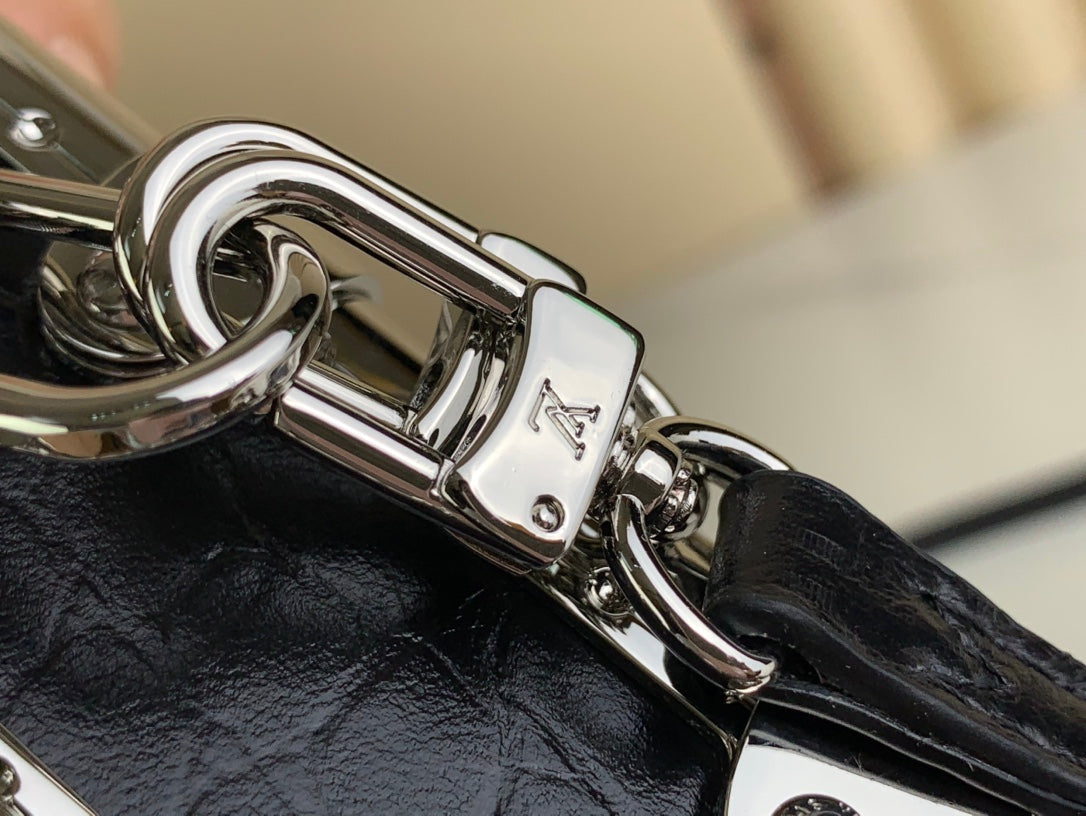 Malle fine 23 en cuir de veau noir motif crocodile, quincaillerie argentée