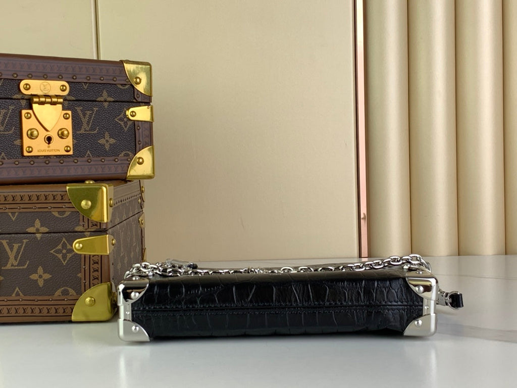 Malle fine 23 en cuir de veau noir motif crocodile, quincaillerie argentée