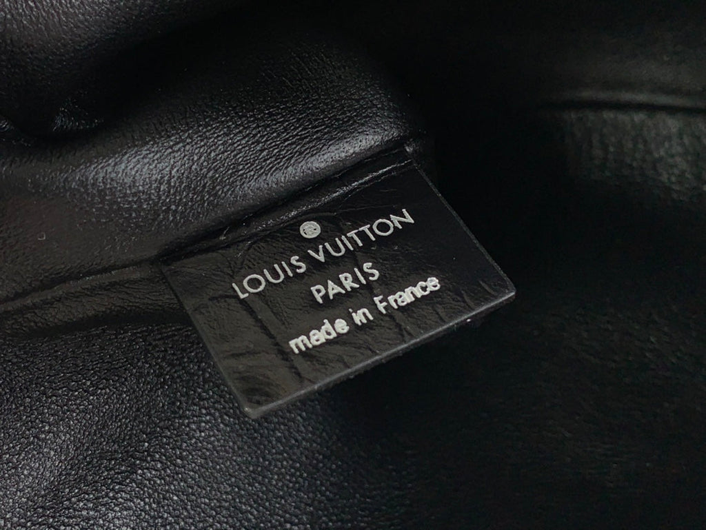 Malle fine 23 en cuir de veau noir motif crocodile, quincaillerie argentée