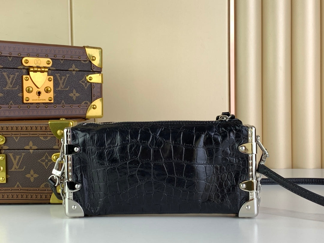 Malle fine 23 en cuir de veau noir motif crocodile, quincaillerie argentée