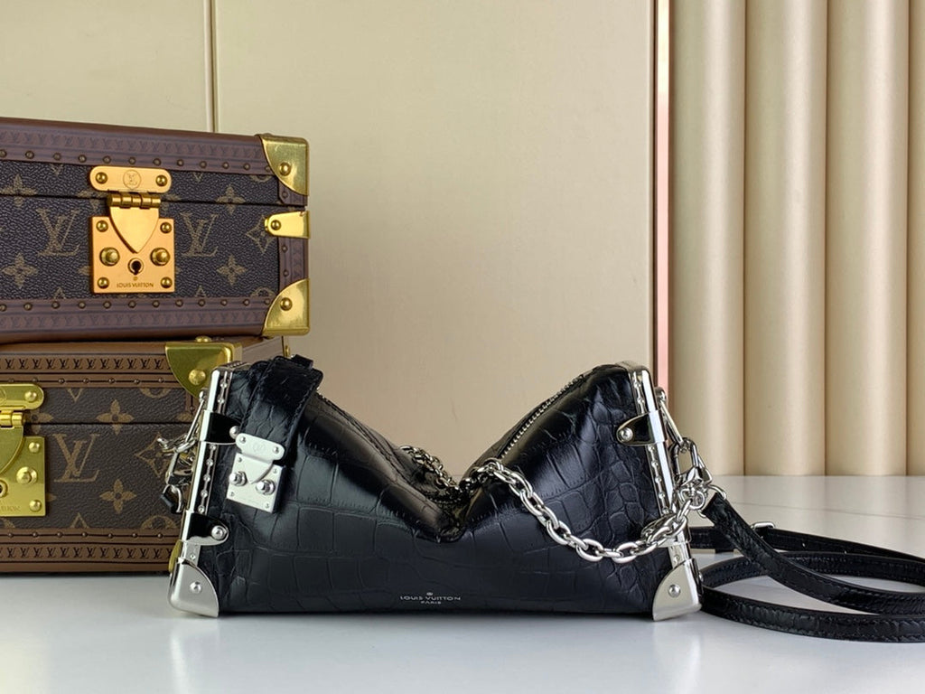 Malle fine 23 en cuir de veau noir motif crocodile, quincaillerie argentée