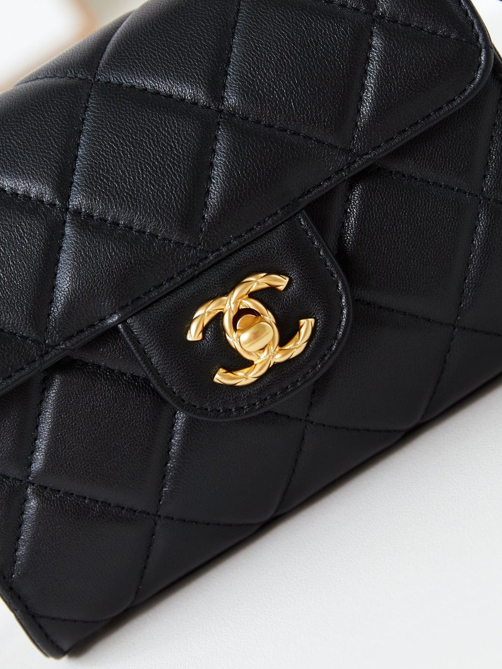24A SAC À RABAT AVEC POIGNÉE SUPÉRIEURE 18 CM CUIR D'AGNEAU NOIR QUINCAILLERIE DORÉ
