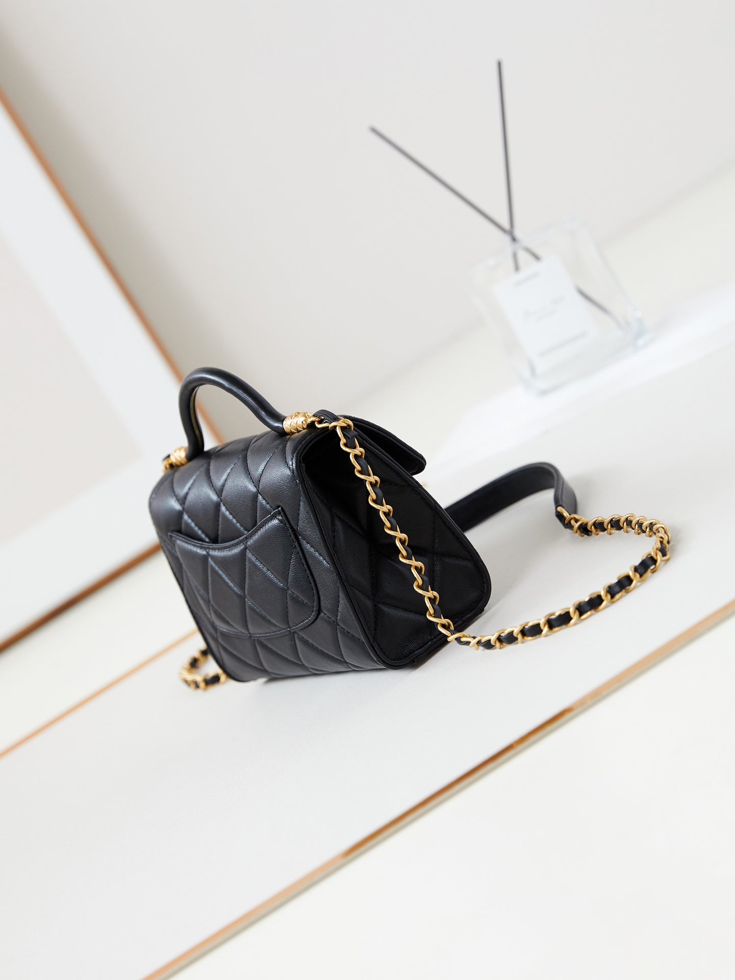 24A SAC À RABAT AVEC POIGNÉE SUPÉRIEURE 18 CM CUIR D'AGNEAU NOIR QUINCAILLERIE DORÉ
