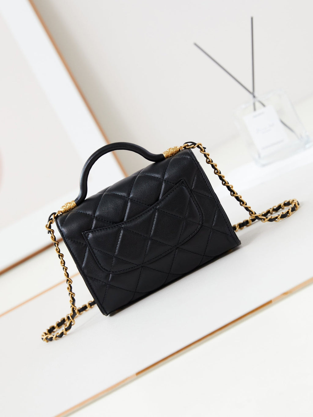24A SAC À RABAT AVEC POIGNÉE SUPÉRIEURE 18 CM CUIR D'AGNEAU NOIR QUINCAILLERIE DORÉ