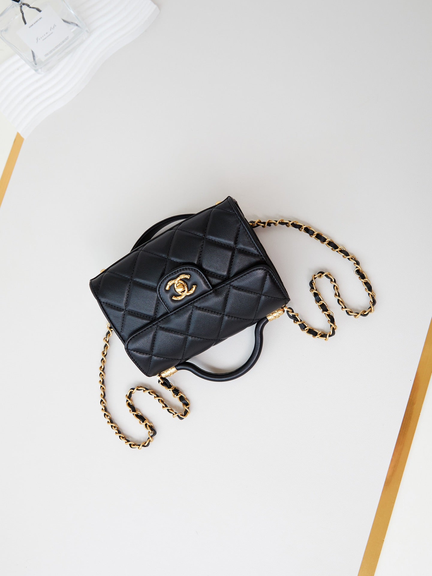 24A SAC À RABAT AVEC POIGNÉE SUPÉRIEURE 18 CM CUIR D'AGNEAU NOIR QUINCAILLERIE DORÉ