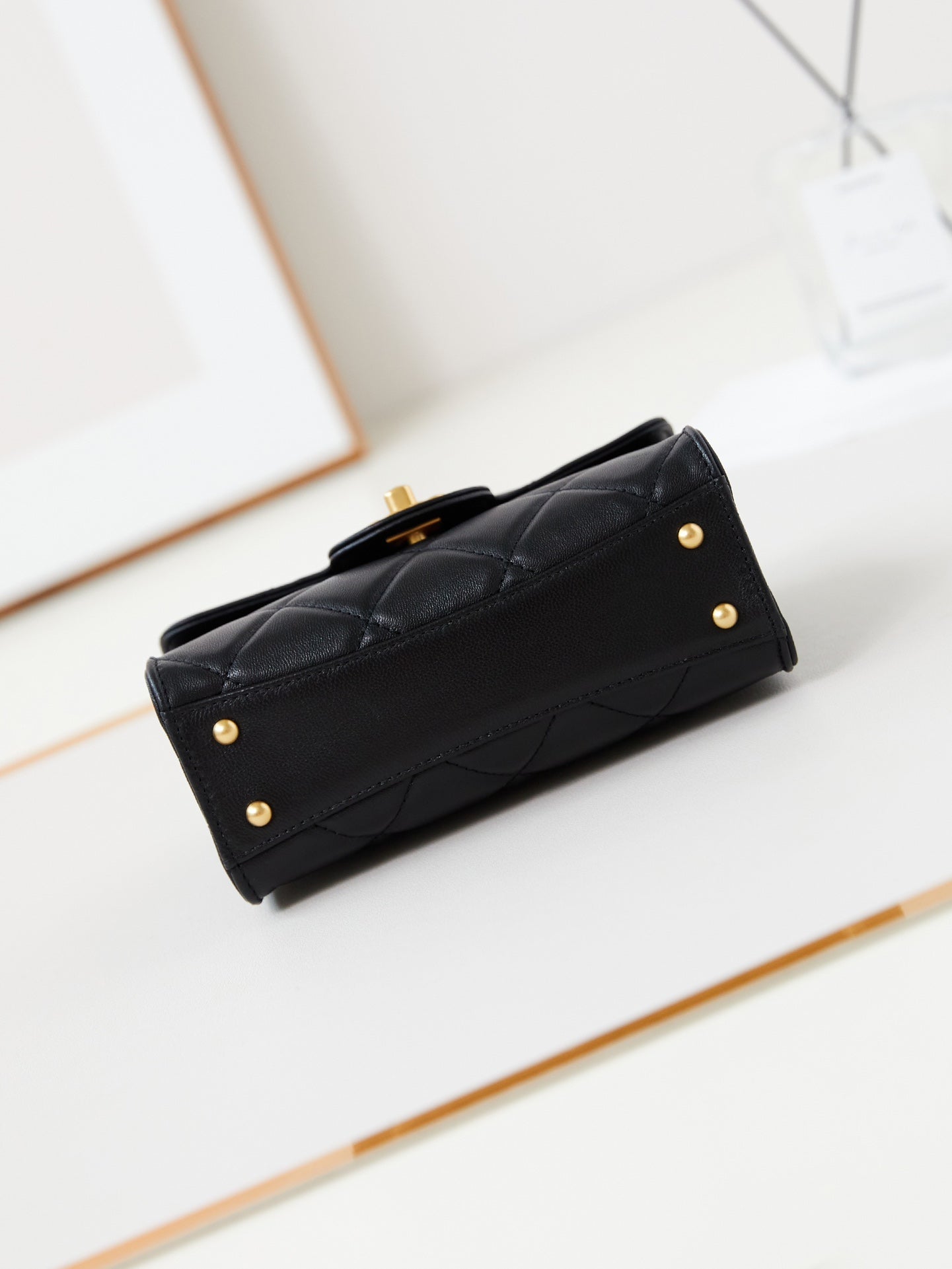 24A SAC À RABAT AVEC POIGNÉE SUPÉRIEURE 18 CM CUIR D'AGNEAU NOIR QUINCAILLERIE DORÉ