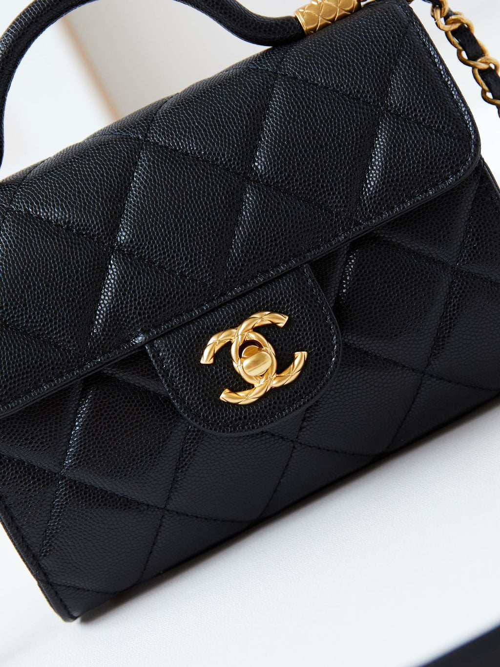 24A SAC À RABAT AVEC POIGNÉE SUPÉRIEURE 18 CM NOIR CAVIAR QUINCAILLERIE OR