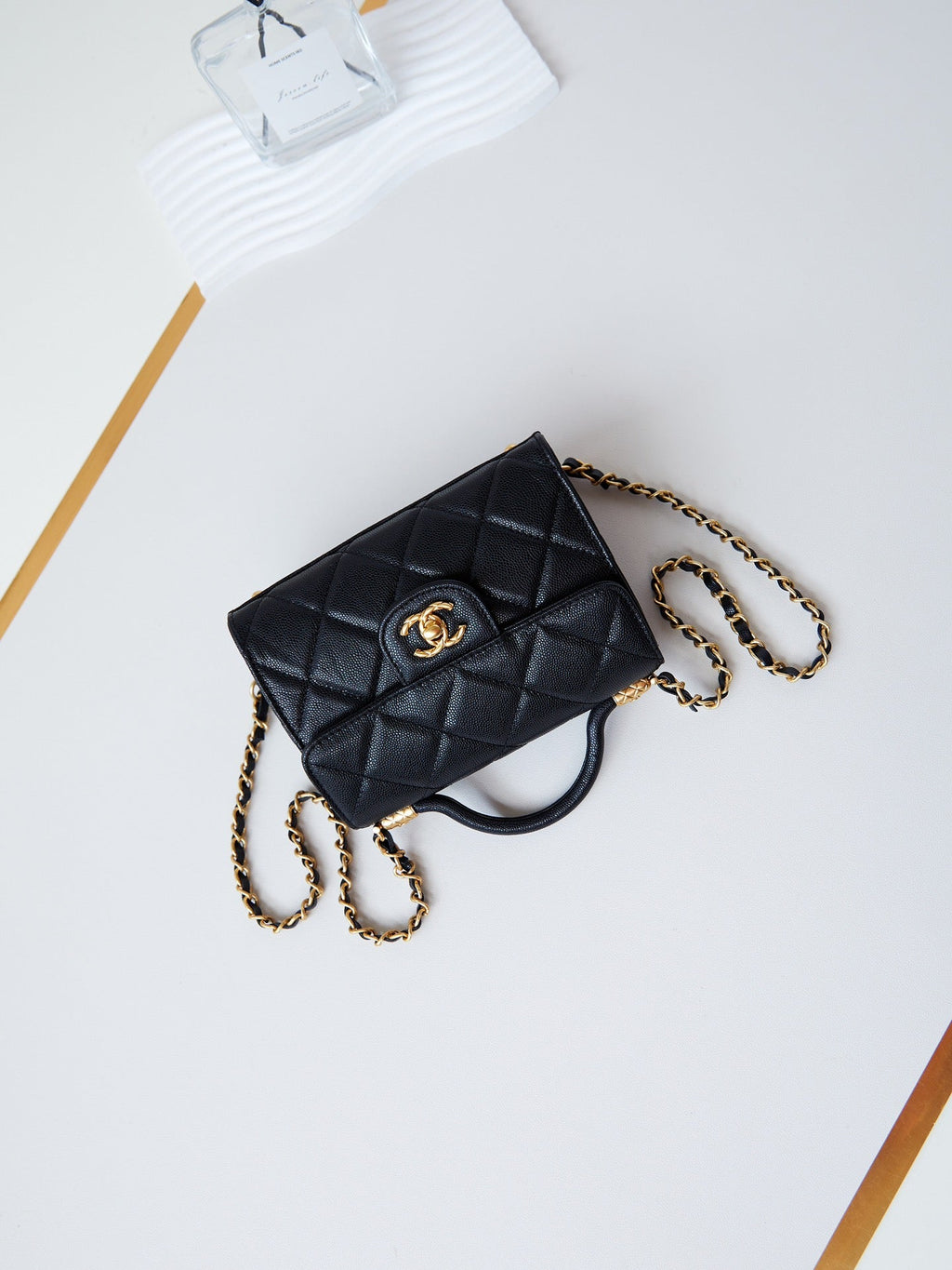 24A SAC À RABAT AVEC POIGNÉE SUPÉRIEURE 18 CM NOIR CAVIAR QUINCAILLERIE OR