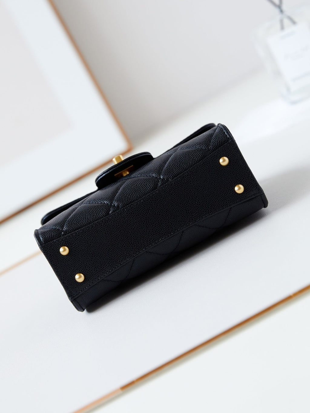 24A SAC À RABAT AVEC POIGNÉE SUPÉRIEURE 18 CM NOIR CAVIAR QUINCAILLERIE OR