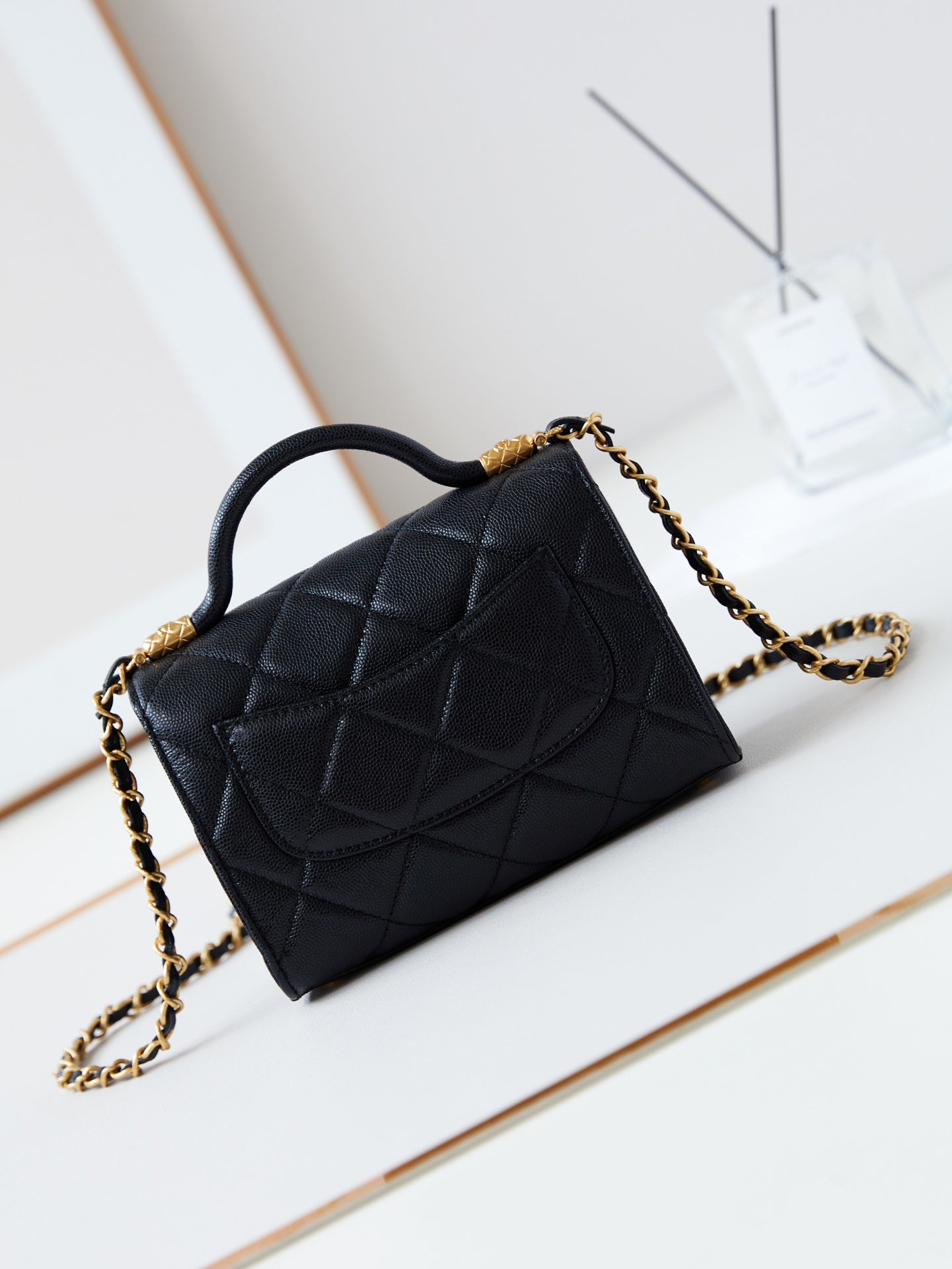 24A SAC À RABAT AVEC POIGNÉE SUPÉRIEURE 18 CM NOIR CAVIAR QUINCAILLERIE OR