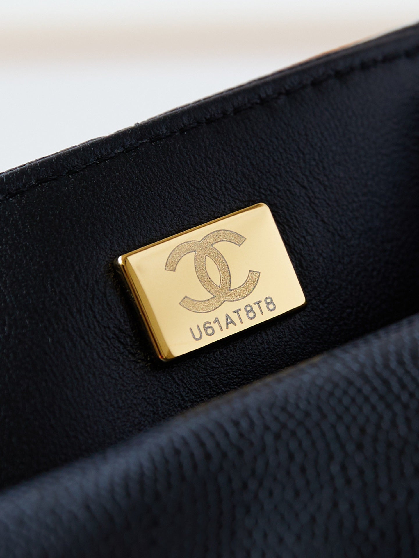 24A SAC À RABAT AVEC POIGNÉE SUPÉRIEURE 18 CM NOIR CAVIAR QUINCAILLERIE OR