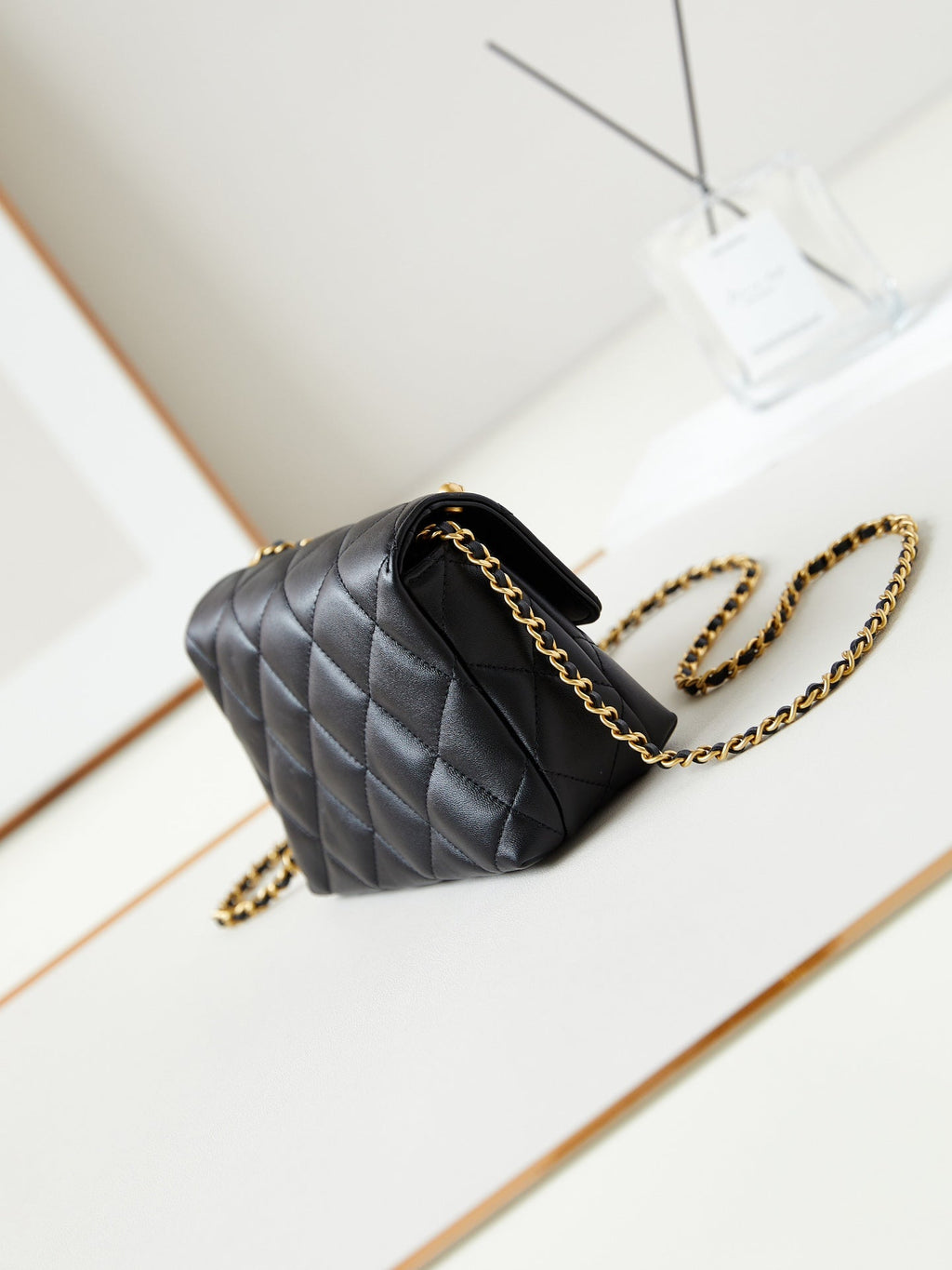 24A MINI SAC À RABAT 20 CM EN CUIR D'AGNEAU NOIR AVEC PERLES ET QUINCAILLERIE DORÉE