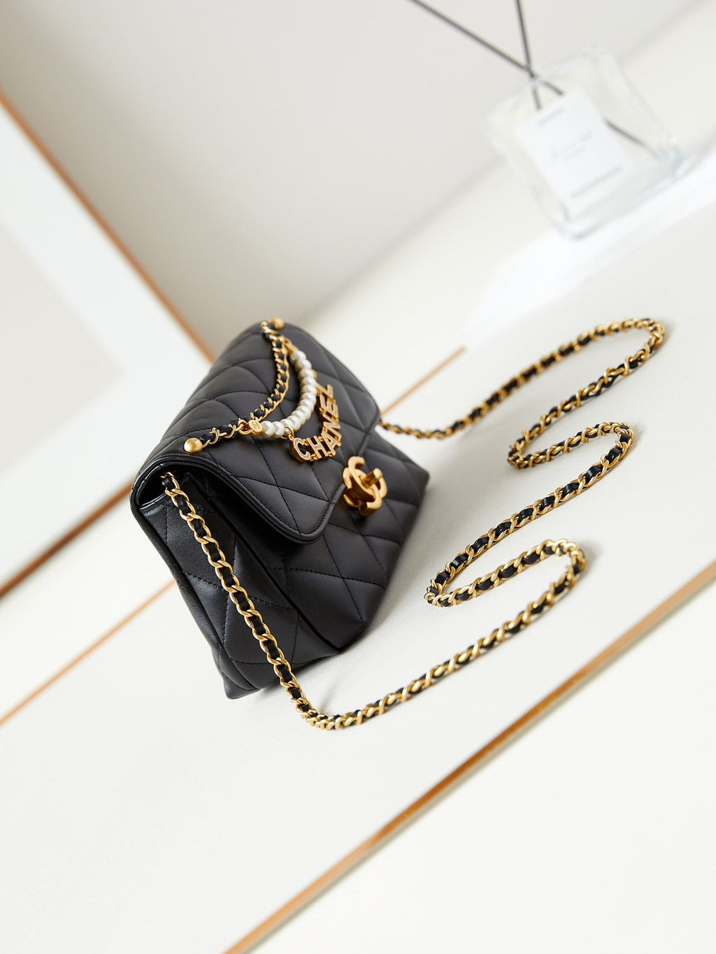 24A MINI SAC À RABAT 20 CM EN CUIR D'AGNEAU NOIR AVEC PERLES ET QUINCAILLERIE DORÉE