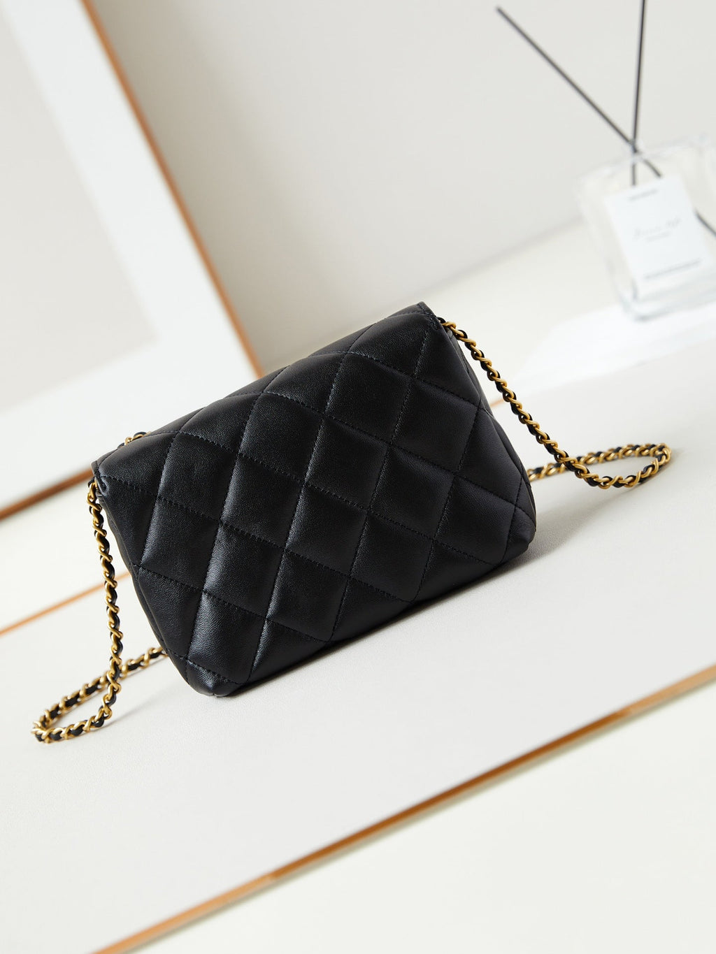 24A MINI SAC À RABAT 20 CM EN CUIR D'AGNEAU NOIR AVEC PERLES ET QUINCAILLERIE DORÉE