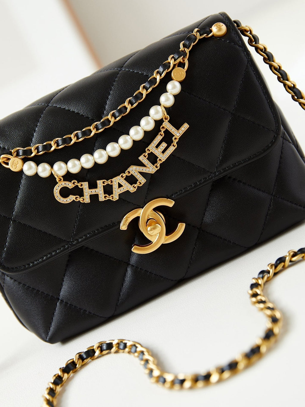 24A MINI SAC À RABAT 20 CM EN CUIR D'AGNEAU NOIR AVEC PERLES ET QUINCAILLERIE DORÉE