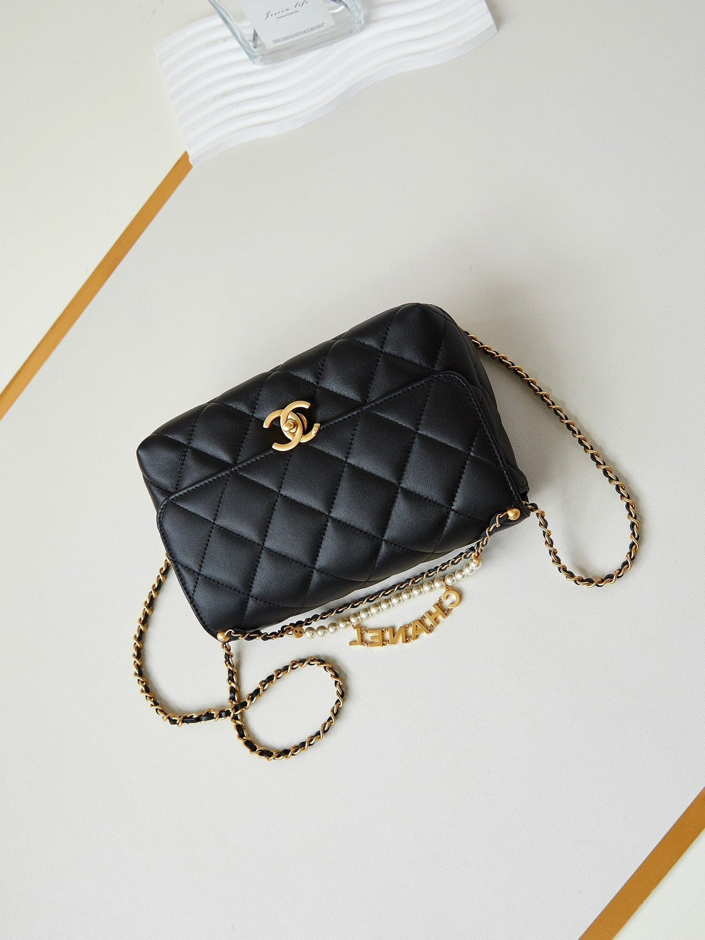 24A PETIT SAC À RABAT 23CM EN CUIR D'AGNEAU NOIR PERLE ET QUINCAILLERIE DORÉE