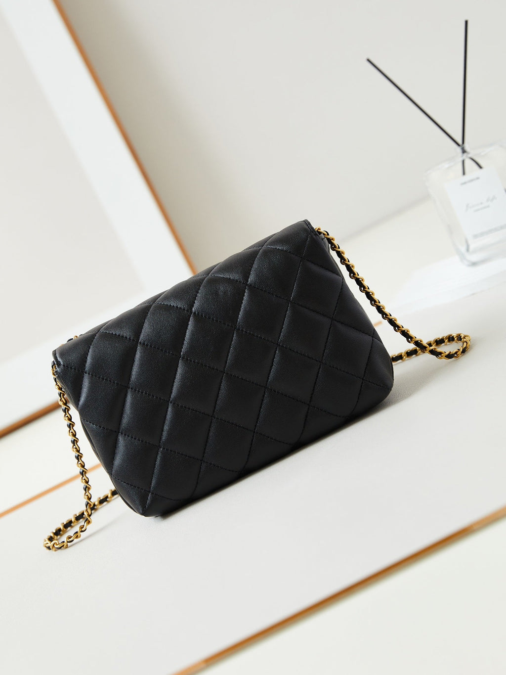 24A PETIT SAC À RABAT 23CM EN CUIR D'AGNEAU NOIR PERLE ET QUINCAILLERIE DORÉE