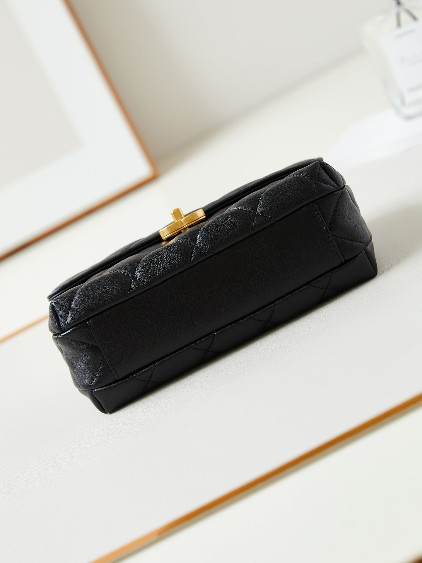 24A PETIT SAC À RABAT 23CM EN CUIR D'AGNEAU NOIR PERLE ET QUINCAILLERIE DORÉE