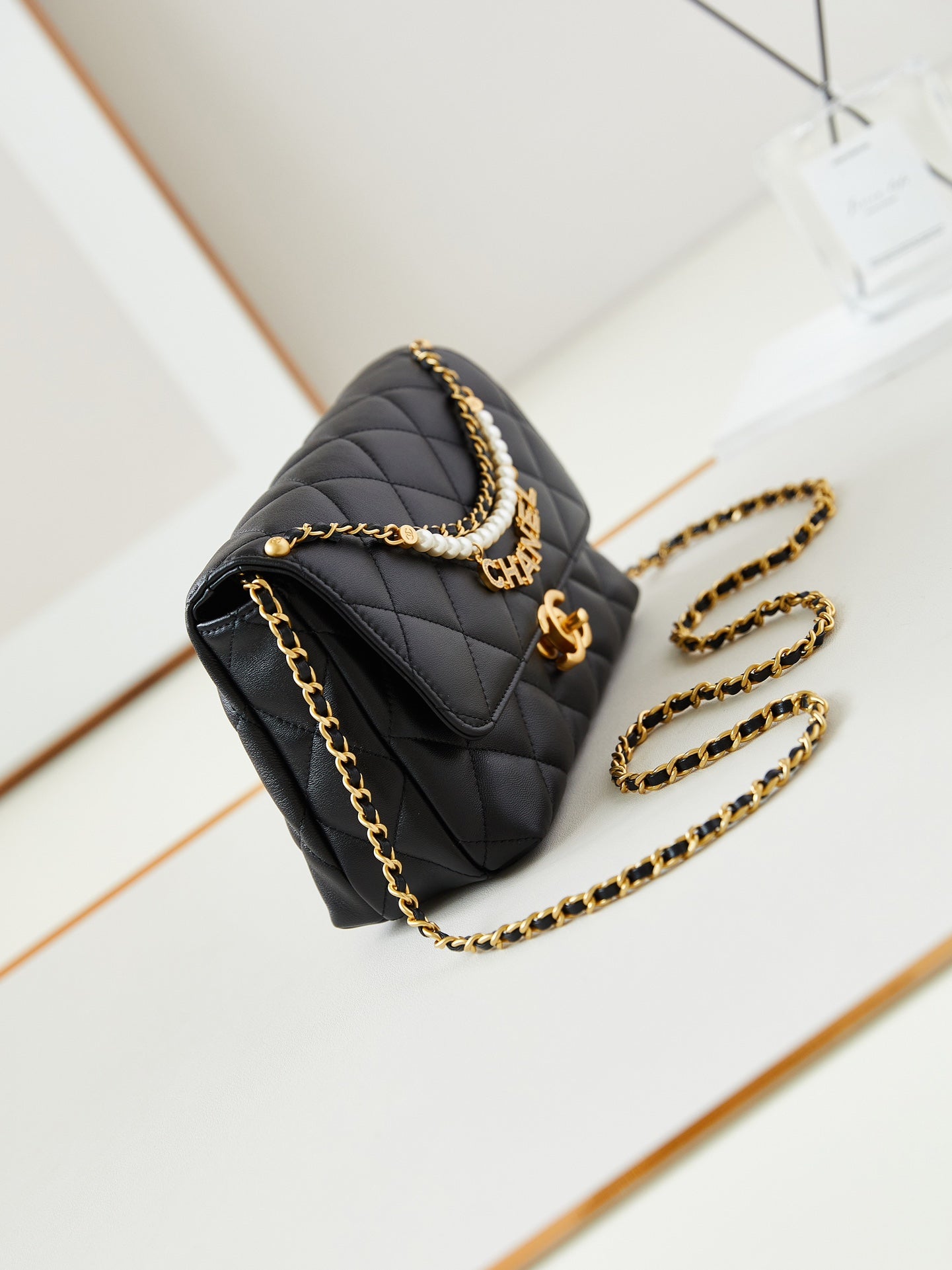 24A PETIT SAC À RABAT 23CM EN CUIR D'AGNEAU NOIR PERLE ET QUINCAILLERIE DORÉE