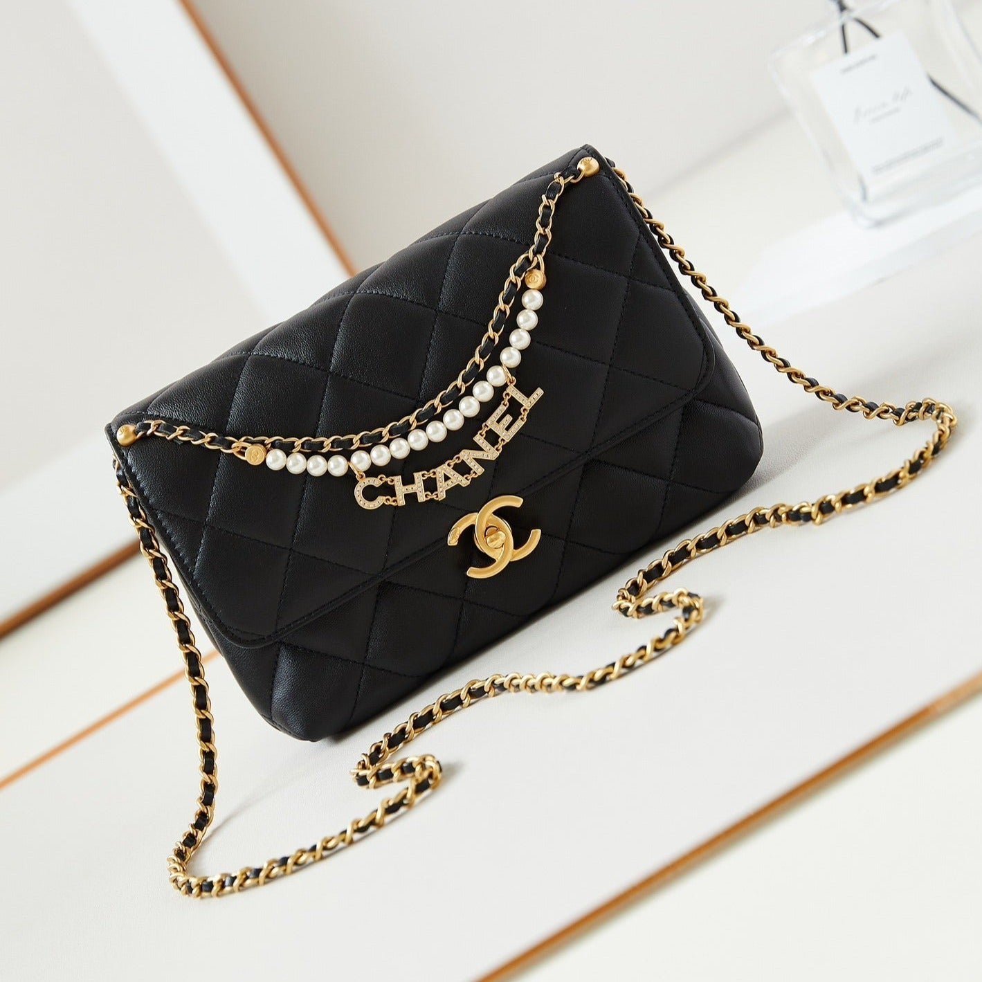 24A SMALL FLAP BAG 23CM BLACK LAMBSKIN PEARL AND GOLD HARDWARE