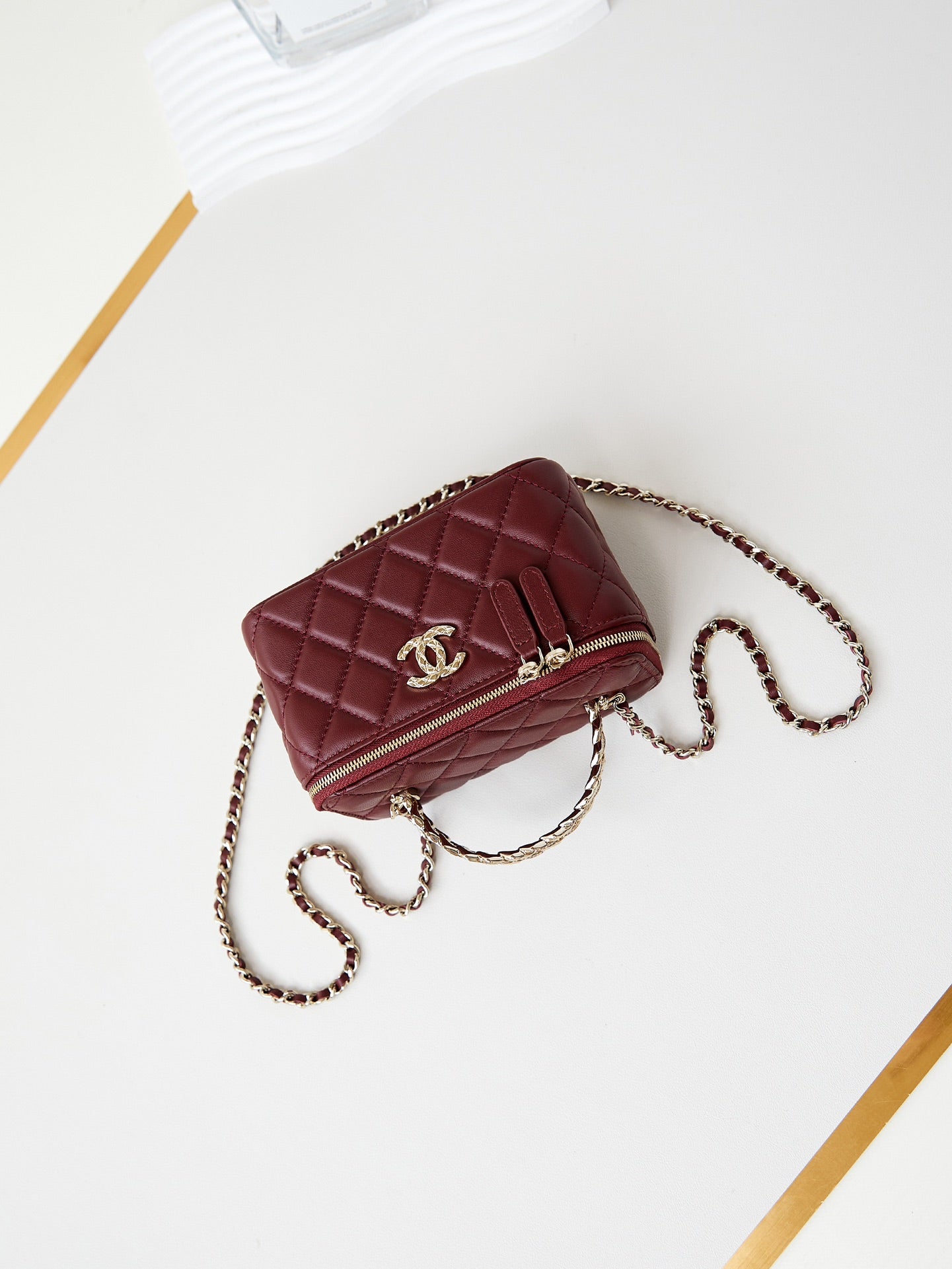 24A VANITY 17 CUIR D'AGNEAU BORDEAUX QUINCAILLERIE OR