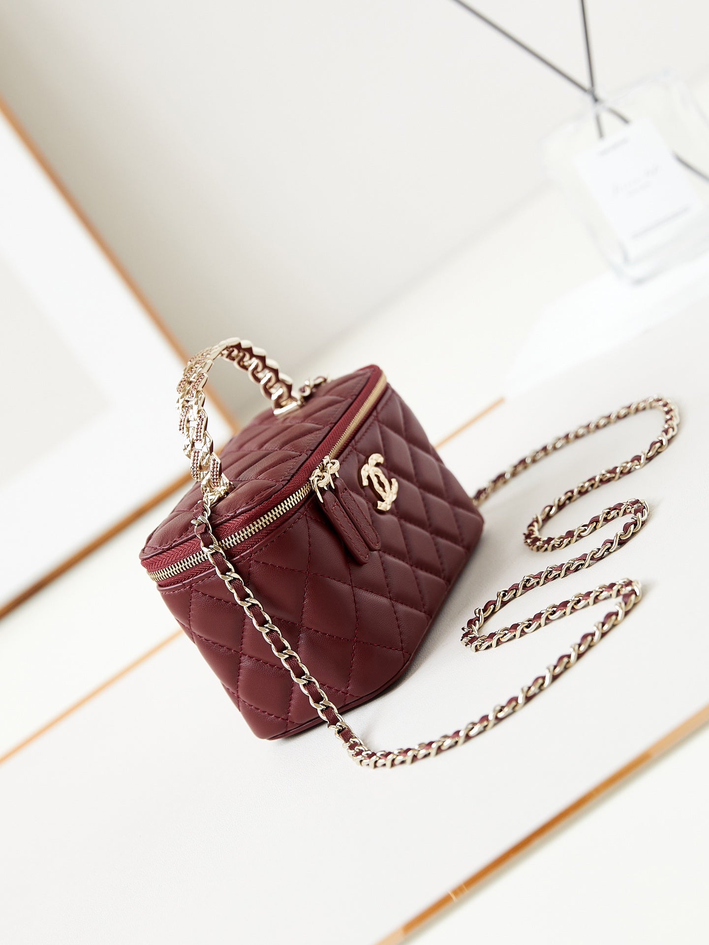 24A VANITY 17 CUIR D'AGNEAU BORDEAUX QUINCAILLERIE OR