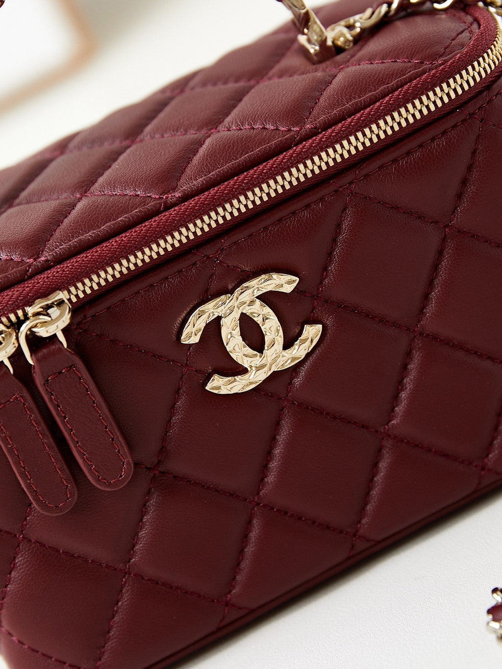 24A VANITY 17 CUIR D'AGNEAU BORDEAUX QUINCAILLERIE OR