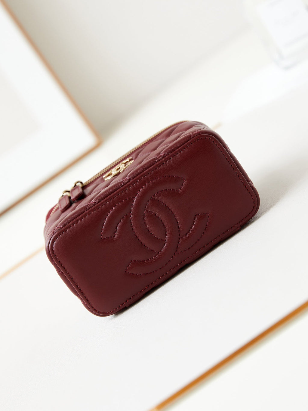 24A VANITY 17 CUIR D'AGNEAU BORDEAUX QUINCAILLERIE OR