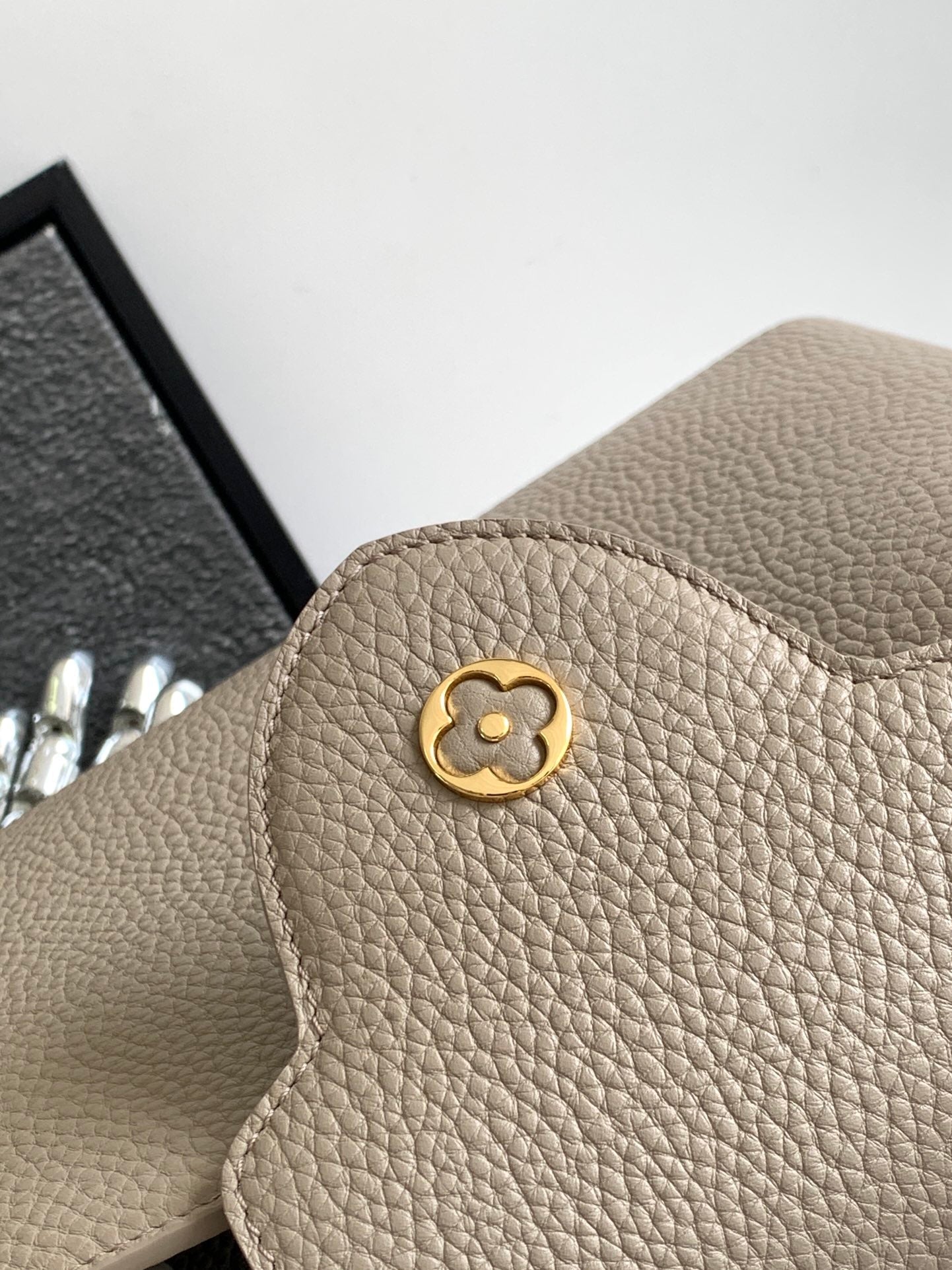 CAPUCINES BB 27 EN TAURILLON MARRON KAKI QUINCAILLERIE OR