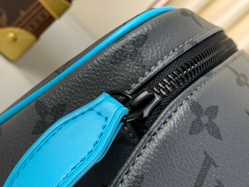 Trousse de toilette 28 pouces en toile monogrammée ECLIPSE couleur bronze et garnitures en cuir de veau turquoise