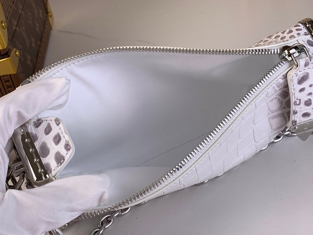 Malle fine 23 po en cuir de veau blanc motif crocodile, quincaillerie argentée