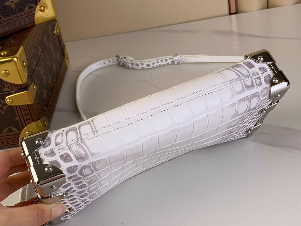 Malle fine 23 po en cuir de veau blanc motif crocodile, quincaillerie argentée