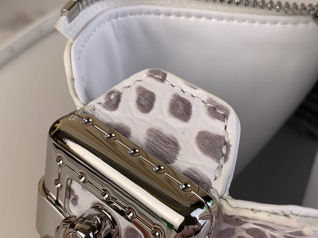 Malle fine 23 po en cuir de veau blanc motif crocodile, quincaillerie argentée