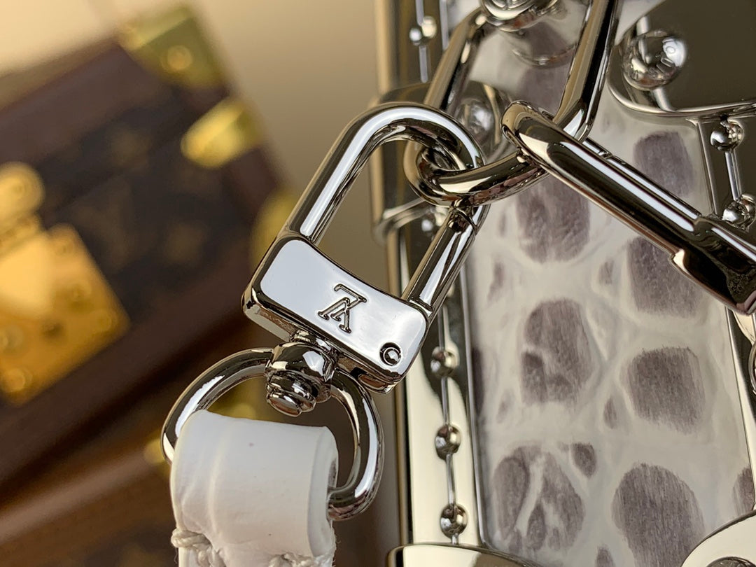 Malle fine 23 po en cuir de veau blanc motif crocodile, quincaillerie argentée