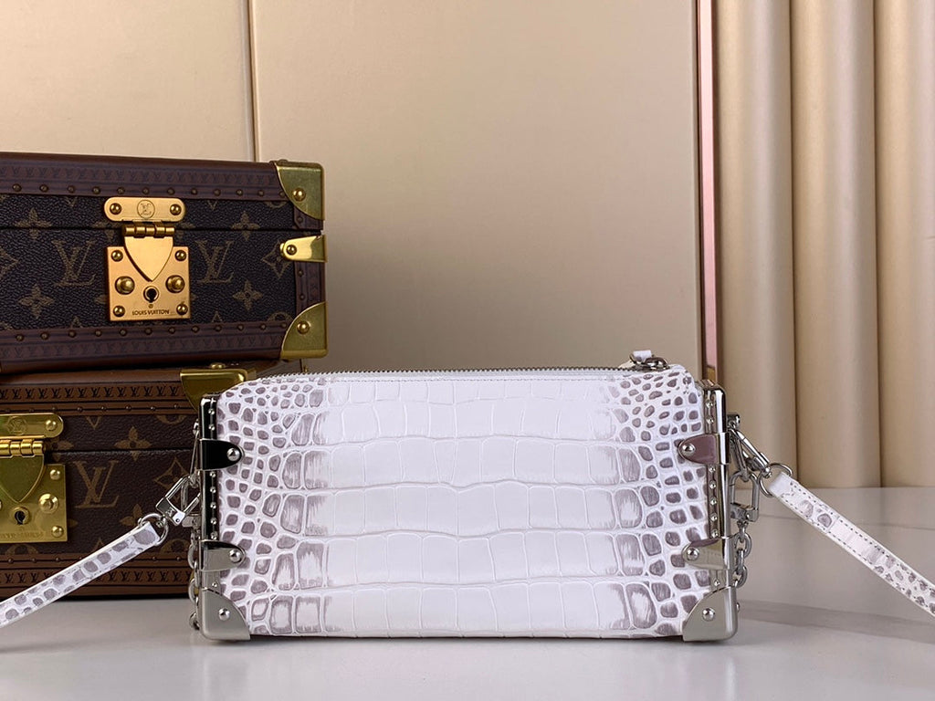 Malle fine 23 po en cuir de veau blanc motif crocodile, quincaillerie argentée