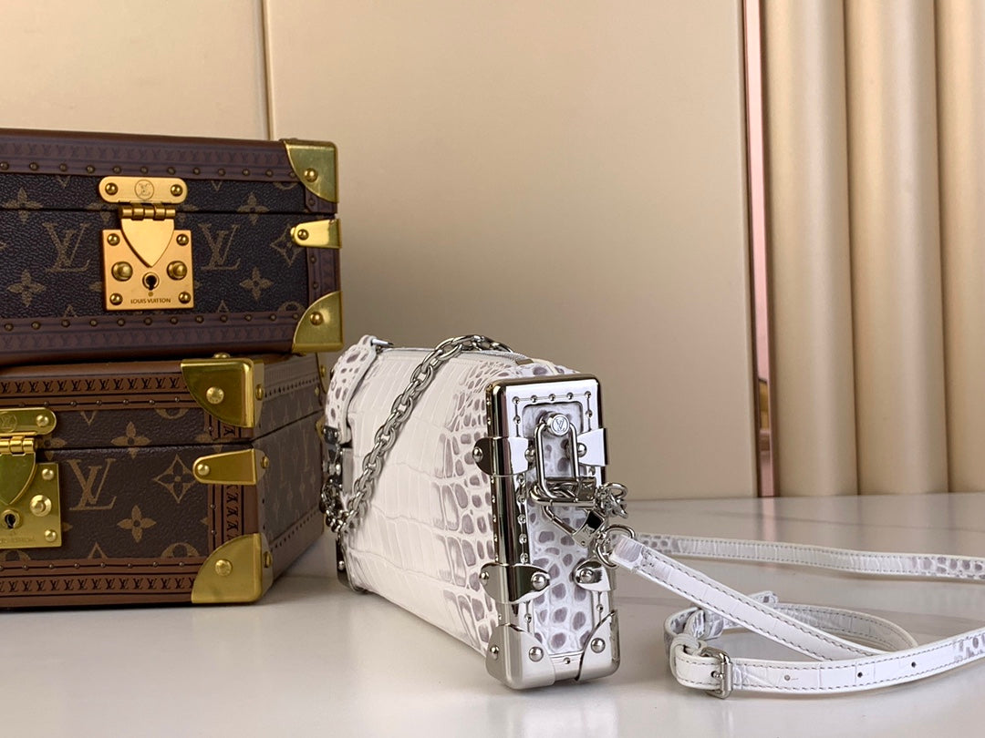 Malle fine 23 po en cuir de veau blanc motif crocodile, quincaillerie argentée