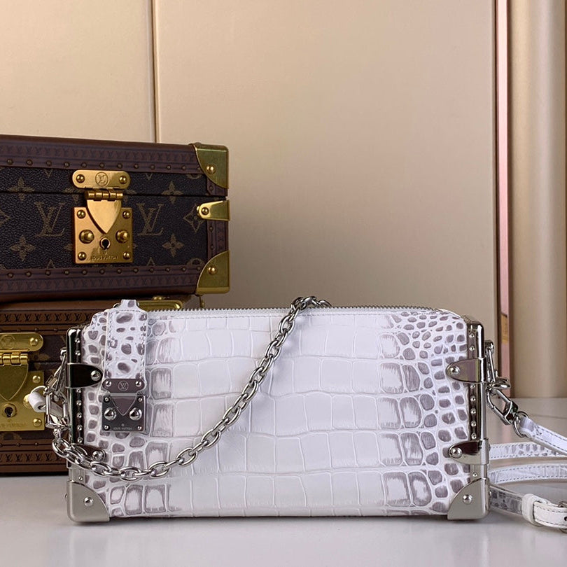 Malle fine 23 po en cuir de veau blanc motif crocodile, quincaillerie argentée