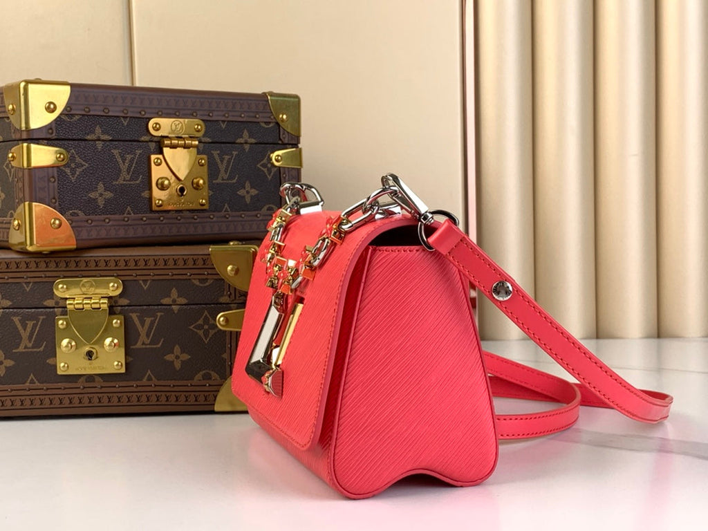 TWIST PM 19 EN CUIR EPI ROUGE, QUINCAILLERIE OR ET ARGENT