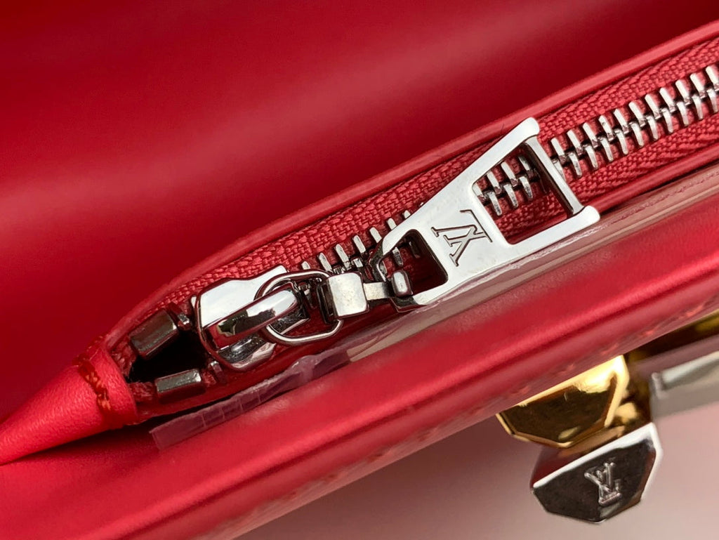 TWIST PM 19 EN CUIR EPI ROUGE, QUINCAILLERIE OR ET ARGENT