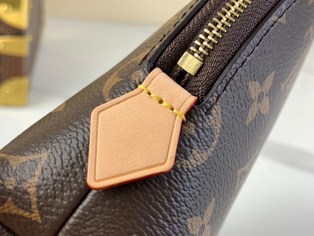 TROUSSE À COSMÉTIQUES 22 EN TOILE MONOGRAMME MARRON
