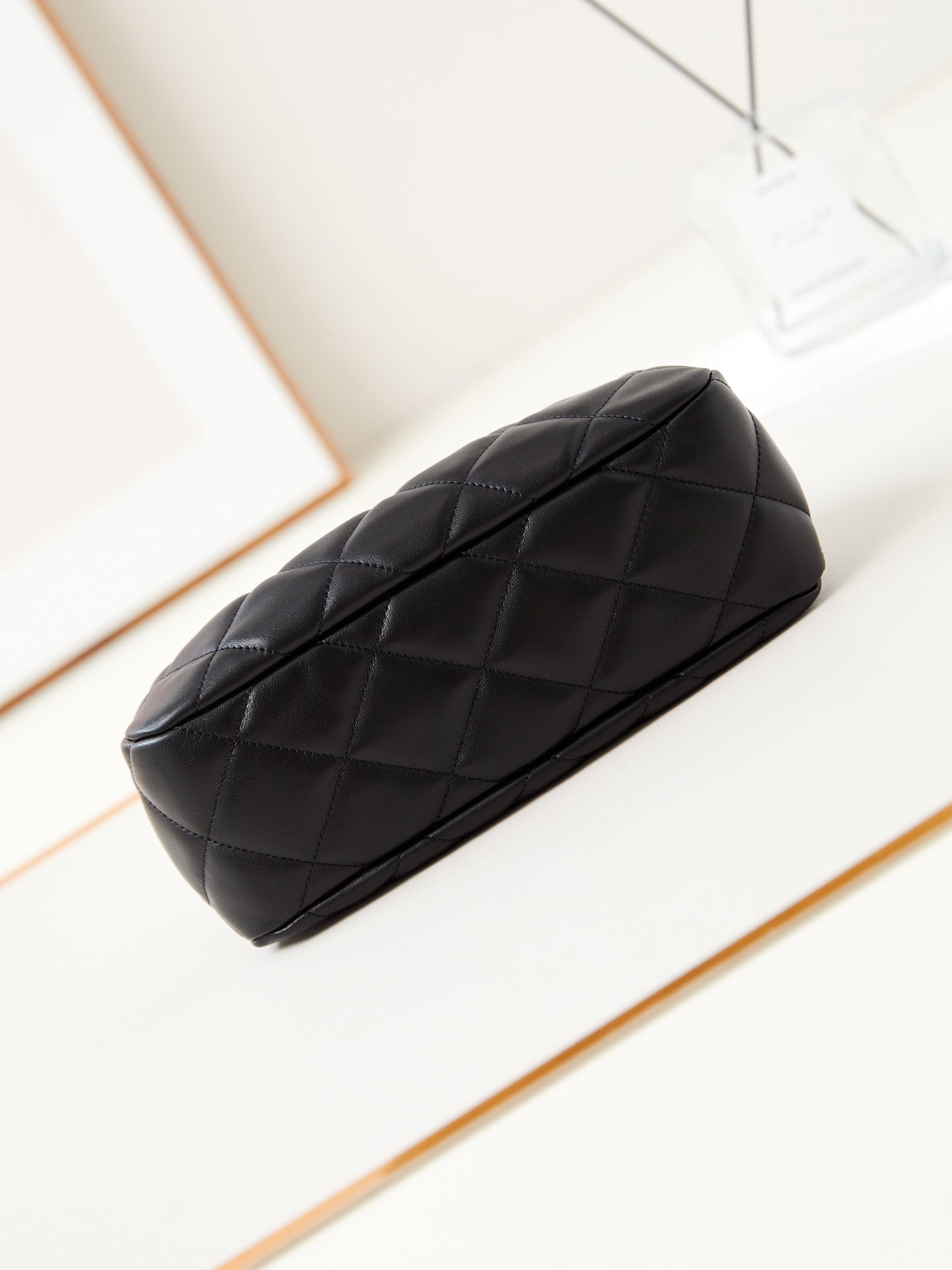 Pochette 24A 24 cm en cuir d'agneau noir et matériel doré